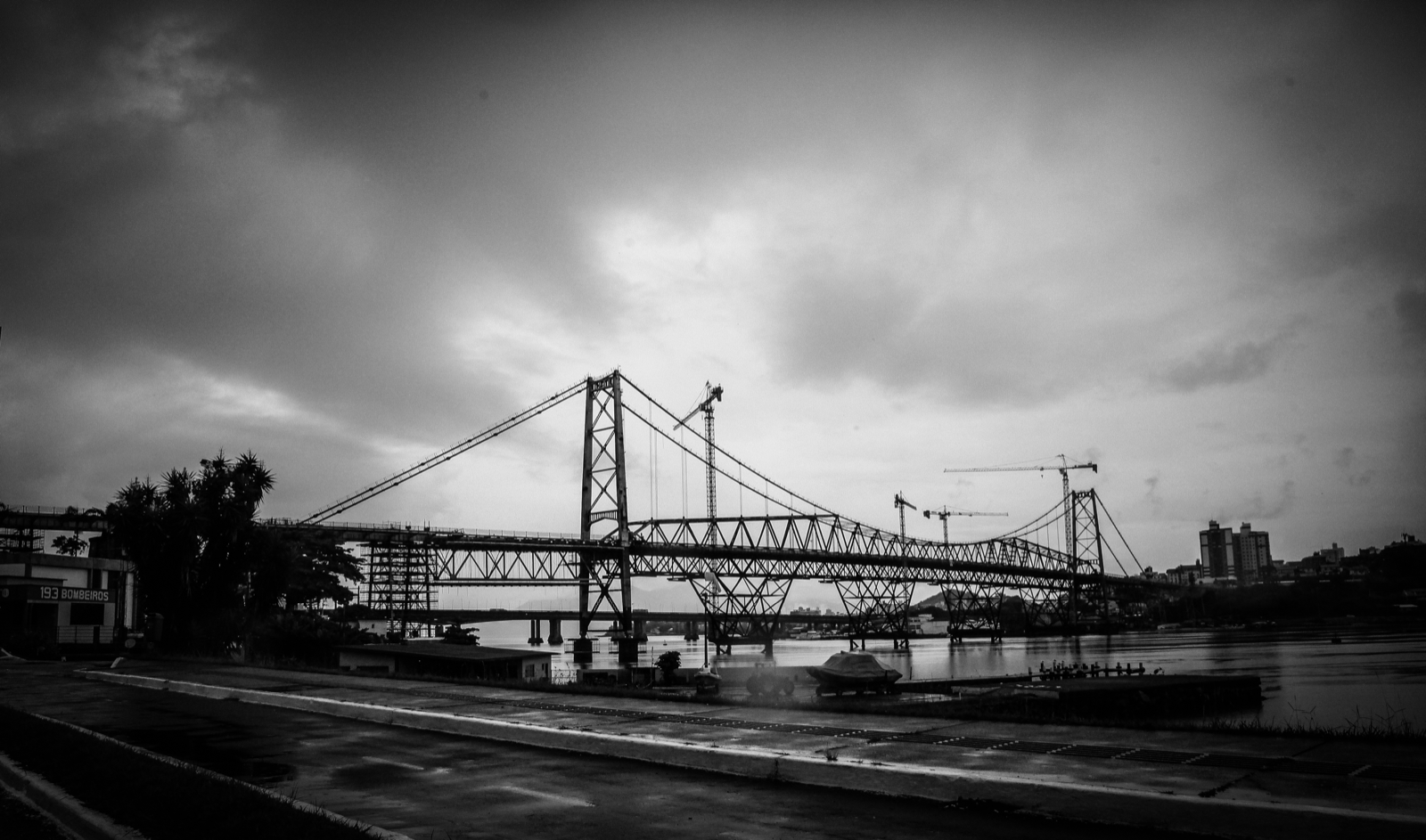 Puente Hercílio Luz al atardecer